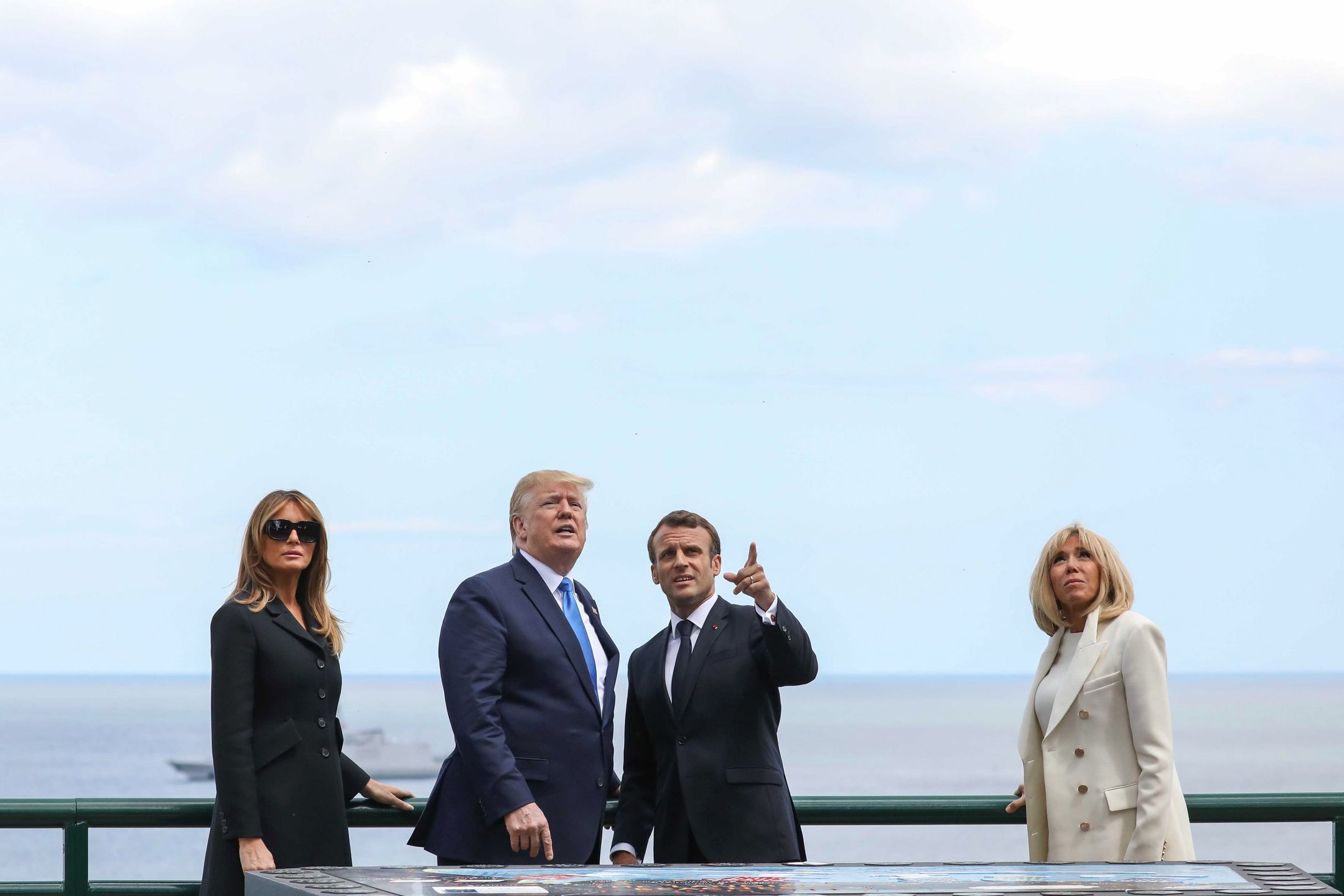 Le président Donald Trump, la première dame Melania Trump, le président Emmanuel Macron, la première dame Brigitte Macron - 75ème anniversaire du débarquement - Cérémonie franco - américaine au cimetière américain de Colleville sur Mer le 6 juin 2019. Défilé aérien franco-américain depuis la table d'orientation d'Omaha Beach, face à la mer. © Stéphane Lemouton / Bestimage 75th Anniversary of the Landing - Franco - American Ceremony at the Colleville - sur - Mer American Cemetery on June 6, 2019. French - American Air Show from the Omaha Beach Orientation Table, facing the sea.