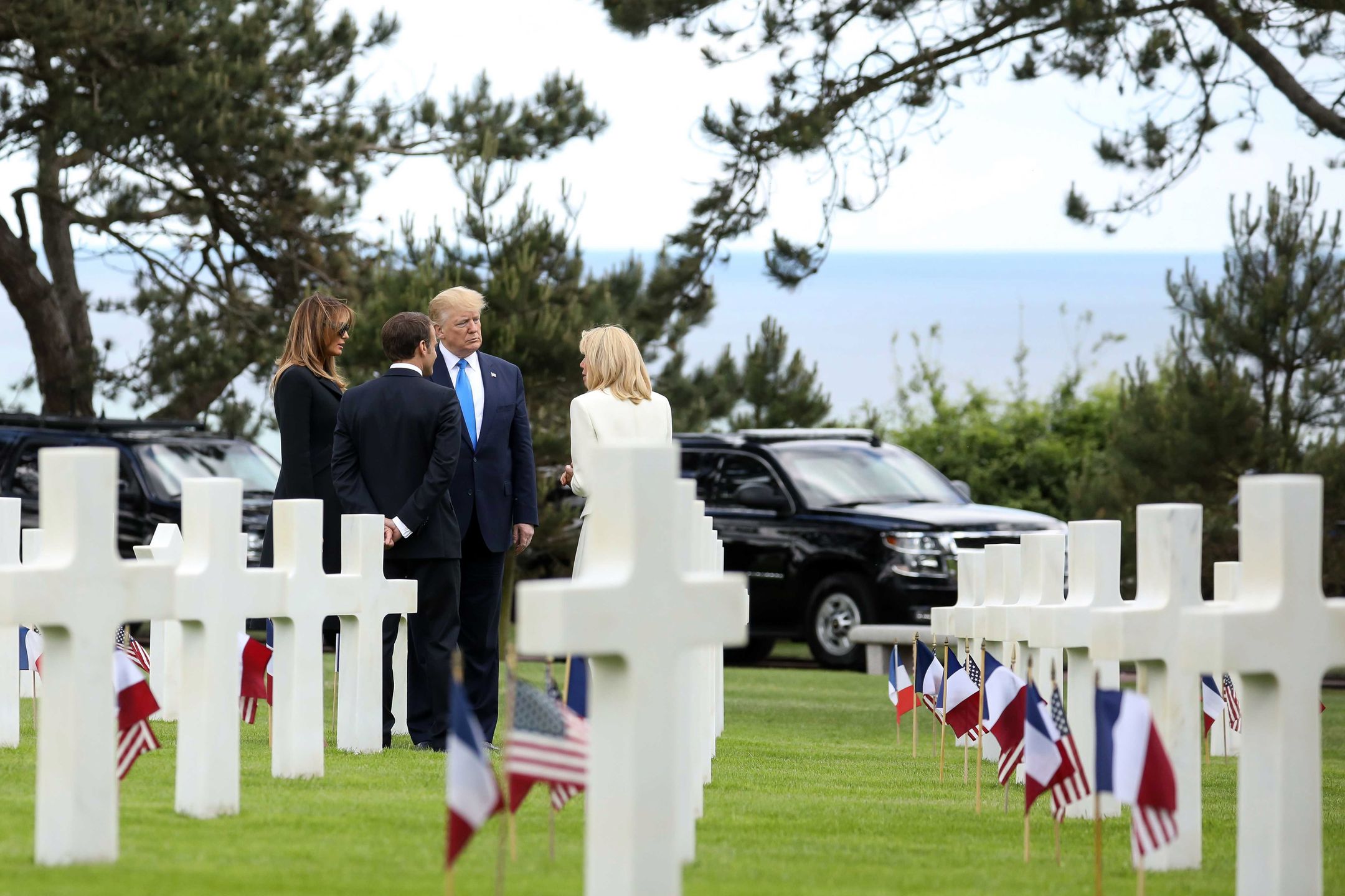 Le président Donald Trump, la première dame Melania Trump, le président Emmanuel Macron, la première dame Brigitte Macron - 75ème anniversaire du débarquement - Cérémonie franco - américaine au cimetière américain de Colleville sur Mer le 6 juin 2019. Défilé aérien franco-américain depuis la table d'orientation d'Omaha Beach, face à la mer. © Stéphane Lemouton / Bestimage 75th Anniversary of the Landing - Franco - American Ceremony at the Colleville - sur - Mer American Cemetery on June 6, 2019. French - American Air Show from the Omaha Beach Orientation Table, facing the sea.