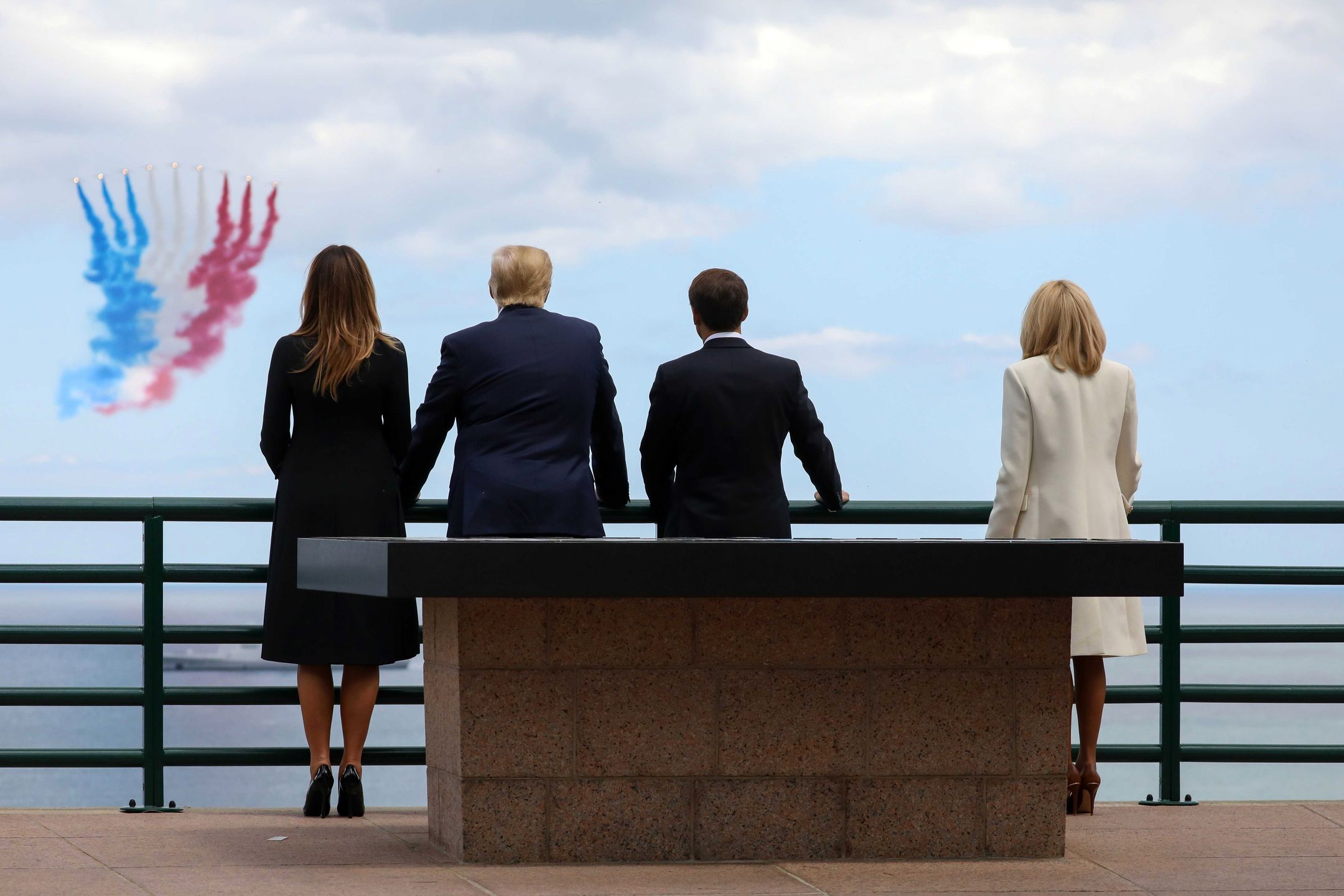 Le président Donald Trump, la première dame Melania Trump, le président Emmanuel Macron, la première dame Brigitte Macron - 75ème anniversaire du débarquement - Cérémonie franco - américaine au cimetière américain de Colleville sur Mer le 6 juin 2019. Défilé aérien franco-américain depuis la table d'orientation d'Omaha Beach, face à la mer. © Stéphane Lemouton / Bestimage 75th Anniversary of the Landing - Franco - American Ceremony at the Colleville - sur - Mer American Cemetery on June 6, 2019. French - American Air Show from the Omaha Beach Orientation Table, facing the sea.