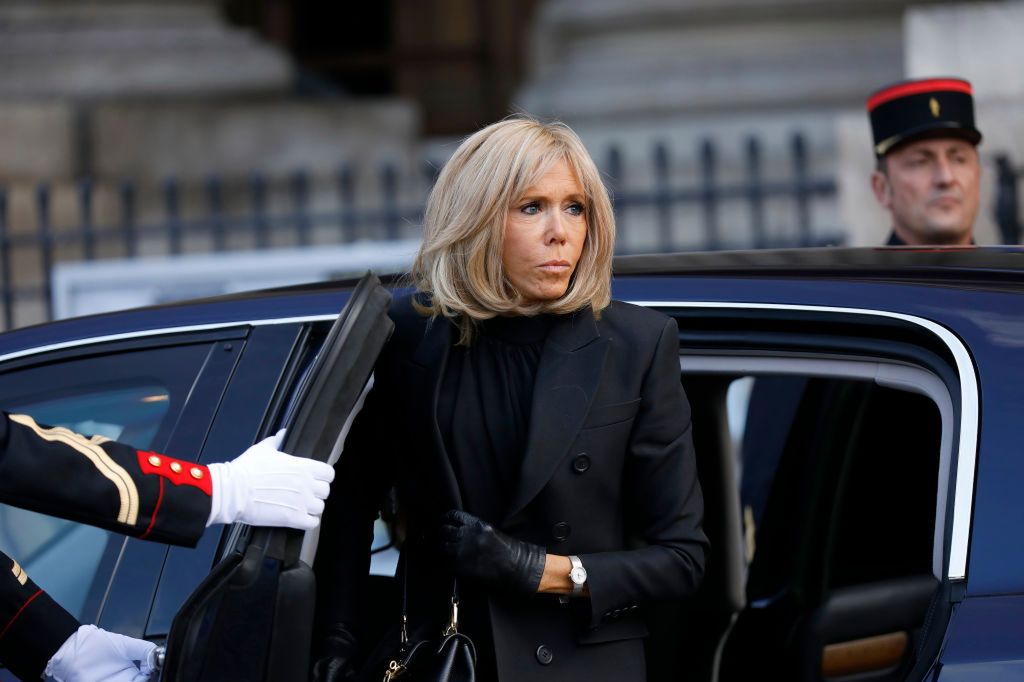 Brigitte Macron w płaszczowej sukience. To ulubiony krój Melanii Trump