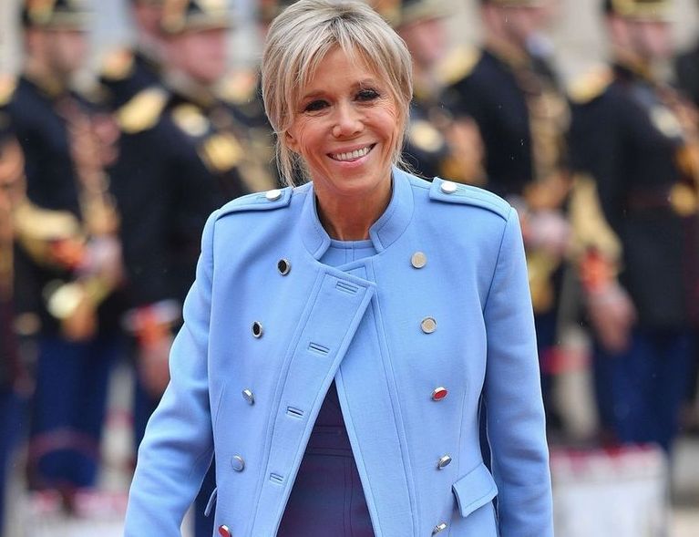 Francuska pierwsza dama ma 64 lata, a jej mąż 40. Duża różnica wieku oraz młodzieńczy styl pani Macron początkowo budziły zdziwienie i oburzenie. 