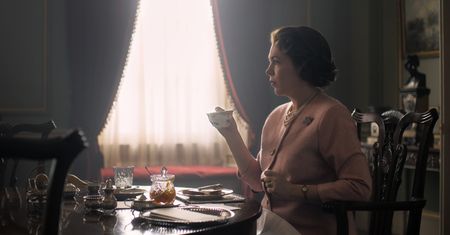 W sieci pojawiło się zdjęcie z najnowszego sezonu "The Crown". Wiemy, jak będzie wyglądać Elżbieta II