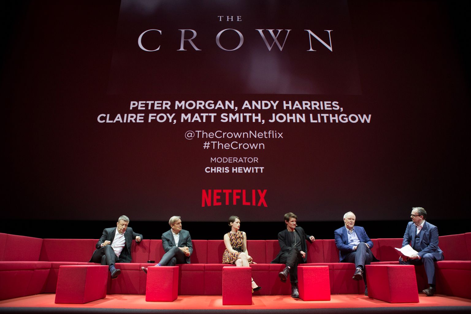 Ekpia "The Crown" podczas panelu. Od lewej siedzą twórca serialu Peter Morgan, producent Andy Harries, oraz aktorzy: Claire Foy, Matt Smith i John Lithgow. 