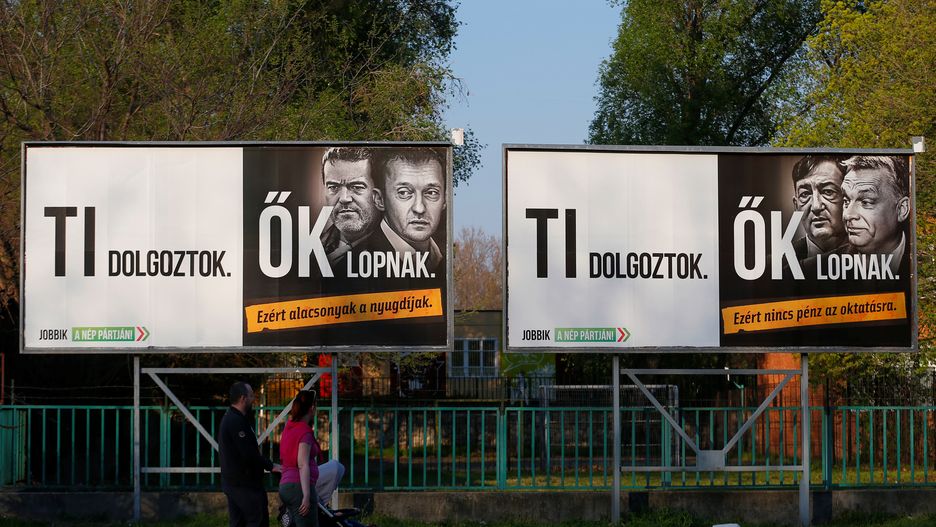 "Ty pracujesz. Oni kradną" - takie hasła zdobiły billboardy należące do Lajosa Simicski