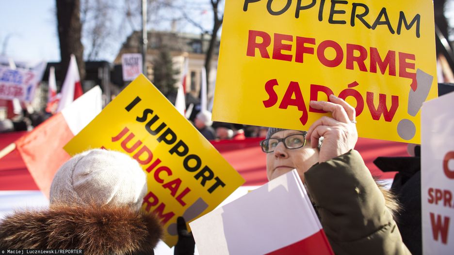 Warszawa. Demonstracja w obronie reformy sądownictwa przed siedzibą Trybunału Konstytucyjnego, 8 lutego br.