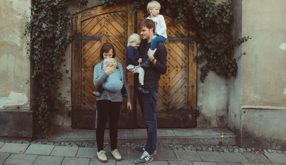Monika i Jakub z dziećmi - w tym najmłodszym zamotanym w chustę z ich własnej firmy Papo Wraps 