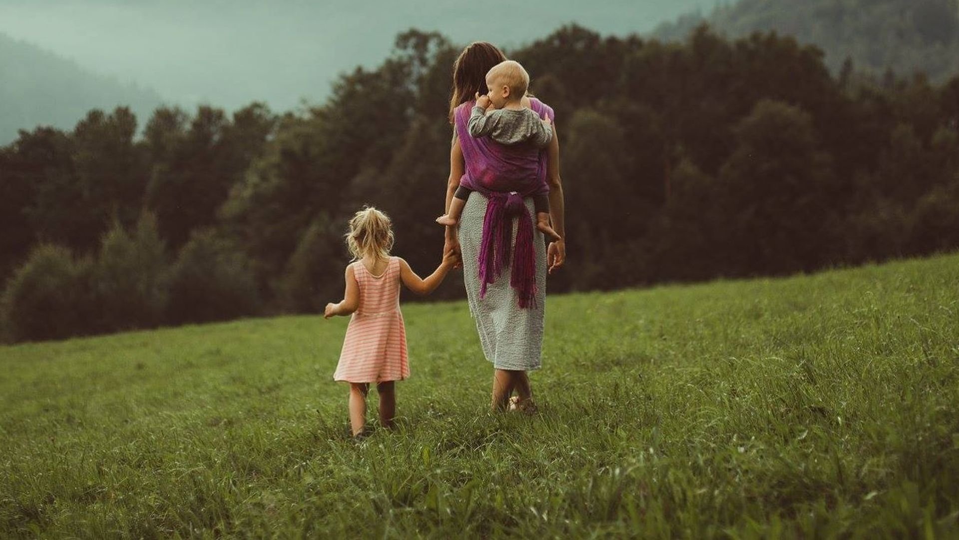 Monika z dwójką z trójki swoich dzieci. Mały Władzio w chuście Papo Wraps