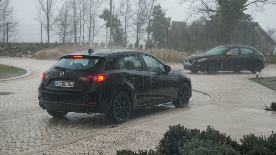 Na pierwszy rzut oka to niepozorne mazdy. Tak naprawdę to platformy testowe dla kolejnej generacji kompaktu