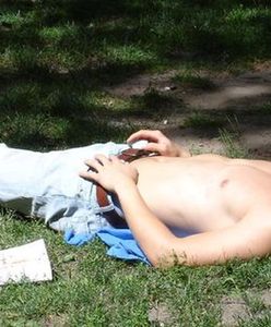 Polacy wysoko w światowym rankingu na największych leserów w pracy