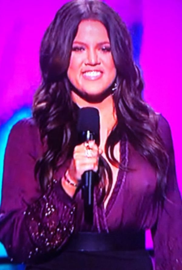 "X factor": imponujacy debiut  Khloe Kardashian. Gwiazda zapomniała stanika?!