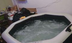 Studenci wstawili do pokoju jacuzzi. Można je wylicytować na rzecz WOŚP
