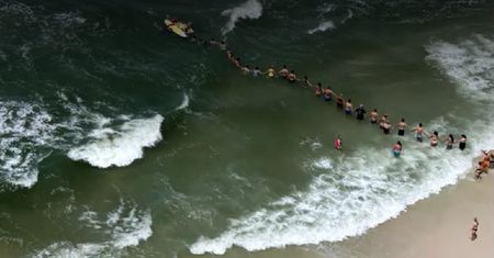 Ludzki łańcuch na Florydzie. Plażowicze uratowali tonącą parę