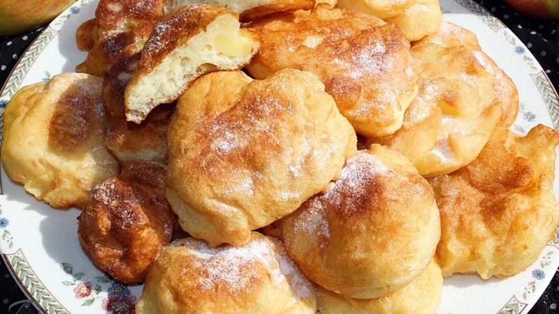 Drożdżowe racuchy z jabłkami