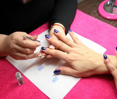 Manicure hybrydowy za 50 zł. Zakażenie możesz dostać w gratisie