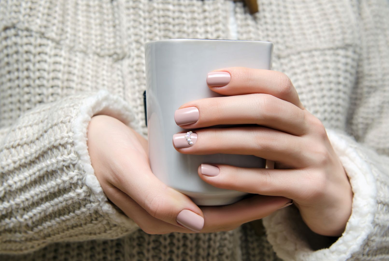 Niemal niewidoczny manicure to elegancki wybór na każdą okazję