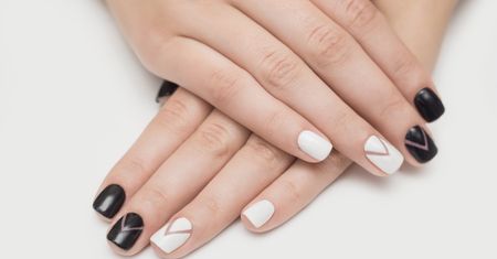 Łatwe wzorki na paznokciach. Niekonwencjonalny sposób na manicure