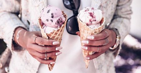 Reverse french manicure. Nowy hit podbija wiosenne trendy w stylizacjach paznokci