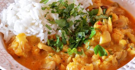 Curry z kalafiorem i cukinią. Obiad w azjatykim stylu