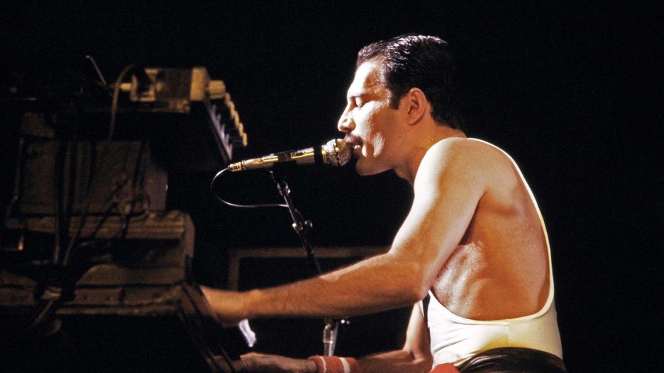 Freddie Mercury podczas koncertu zespołu Queen w 1984 r.