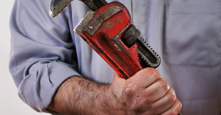 Hydraulik miał dość swojej pracy. Kluczem francuskim uszkodził 10 samochodów