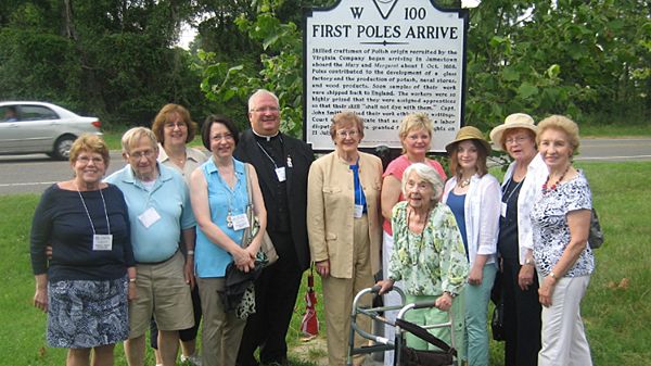 Uczestnicy uroczystości odsłonięcia tablicy