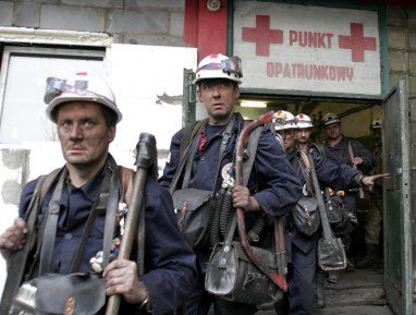 Ratownicy wydobyli ciało trzeciego górnika z "Zofiówki"