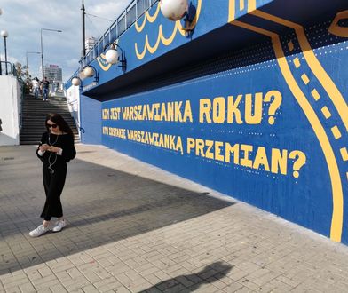 Zmiany w centrum. Nowe banery na "patelni" przed wejściem do stacji Metro Centrum