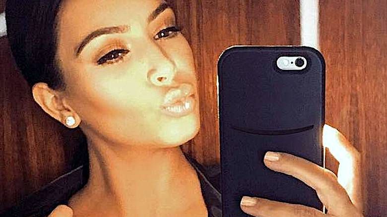 Kim Kardashian piersi