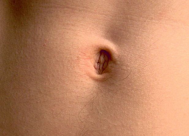 Bolesność brzucha związana z nadmiarem gazów wynikać z połykania przez dziecko dużej ilości powietrza 