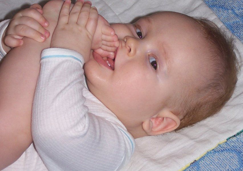 Objawy ząbkowania mogą obejmować zmniejszony apetyt, czy gryzienie przedmiotów