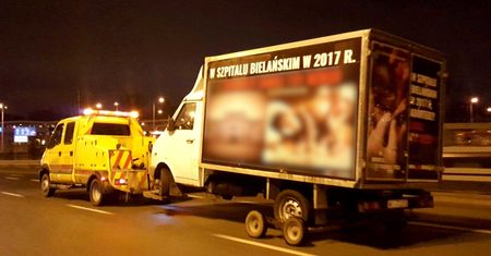 Antyaborcyjna furgonetka odholowana! Stała przed Szpitalem Bielańskim