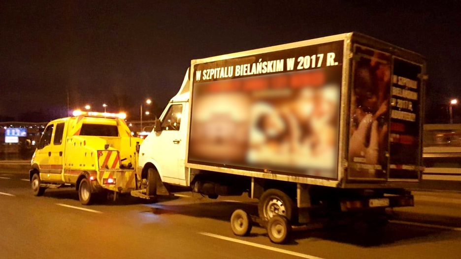 Propagandowy samochód stał od kilku miesięcy na szpitalnym parkingu