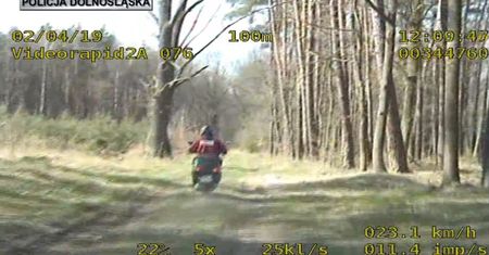 Uciekał przed policją. W ogóle nie powinien był prowadzić. Nagranie policji
