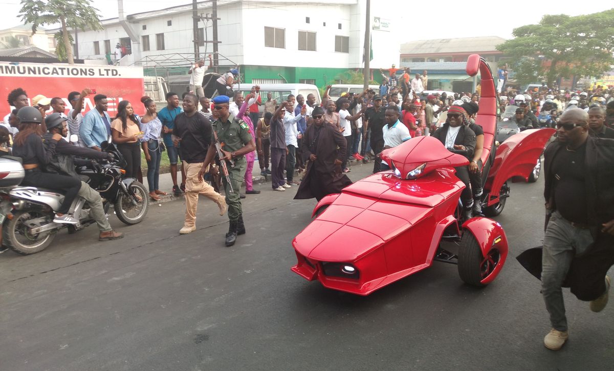 Nigeryjski gubernator chwali się pojazdem zbudowanym w Polsce. Szalony projekt powstał na Podkarpaciu