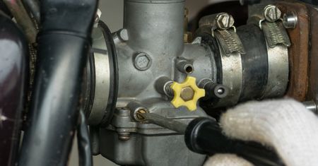 Regulacja gaźnika w motocyklu – jak wykonać samodzielnie?