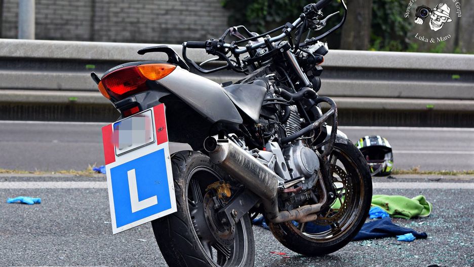 Motocyklem do nauki jazdy jechały dwie osoby