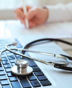 Sochaczew. Sfałszowane książeczki sanepidu. Kobieta podawała się za lekarkę