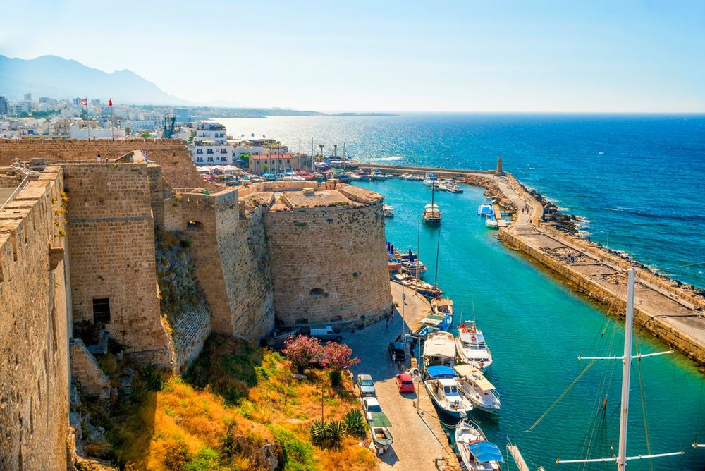 Kyrenia to urokliwe miasto na Cyprze - wyjątkową okoliczną atrakcję stanowi zamek leżący w samym porcie