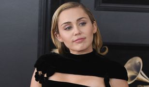 Miley Cyrus odpoczywa na wakacjach. Pozuje na leżaku