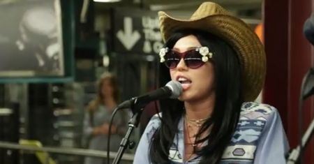Miley Cyrus i Jimmy Fallon niespodziewanie wystąpili w metrze. Przechodnie nie wierzyli własnym oczom