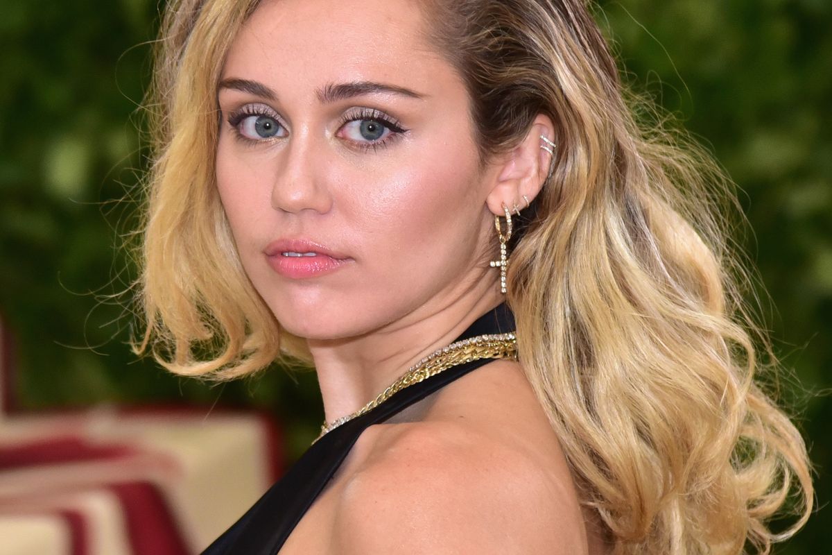 Miley Cyrus została napastowana przez fana. Szybko uciekła do limuzyny