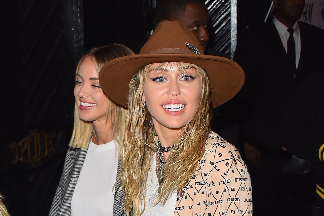 Miley Cyrus na urodzinach kochanki. Kaitlynn Carter skończyła 31 lat