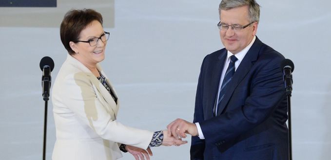 Komorowski nie owijał w bawełnę. "Szukali ciał i składali wedle tego jak im się wydawało, że to pasuje"