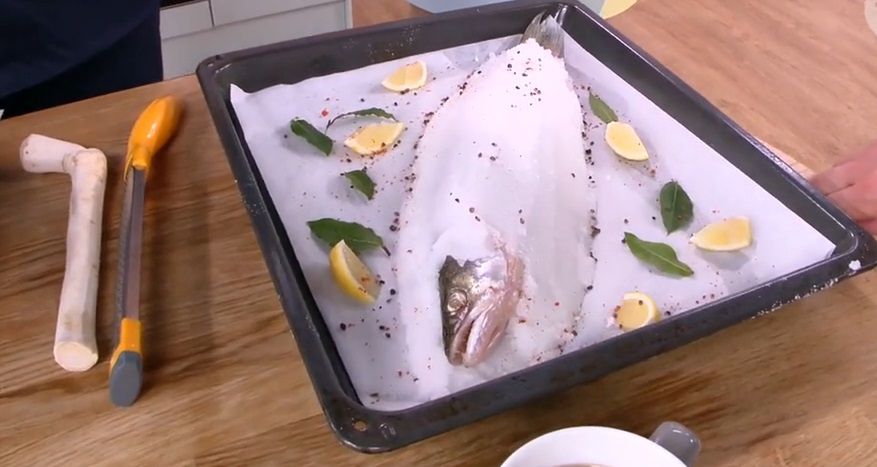 Sandacz pieczony w soli z kiszonym selerem i polentą