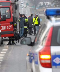 Pijany kierowca tira gubił na drodze betonowe słupy