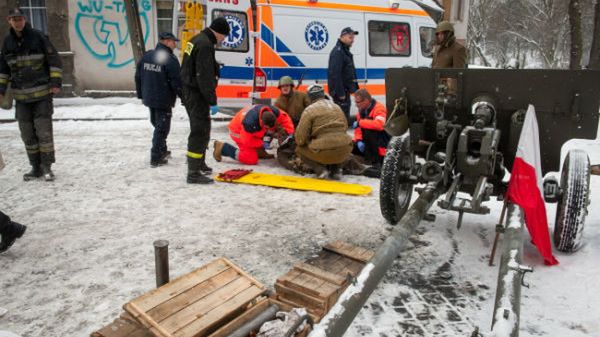 Ratownicy pomagają jednemu z rannych