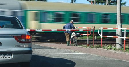 Pociągiem czy samochodem: czym szybciej jeździ się po Polsce?