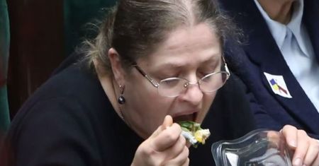 "Lubię sałatki i chałwę". Tym wpisem Krystyna Pawłowicz przeszła samą siebie