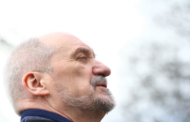 Macierewicz odpowiadał na pytania o sytuację w polskiej armii. Tłumaczył "falę odejść"