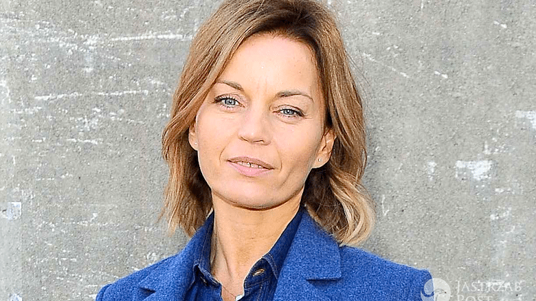 Małgorzata Foremniak w niebieskim płaszczu